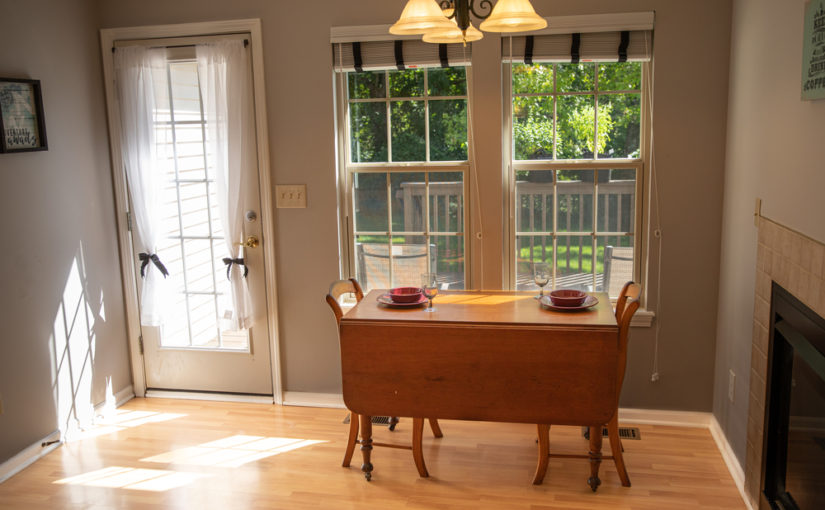 Obserwując bieżące nurty w aranżacji wnętrz dostrzeżemy spore używanie szkła hartowanego.