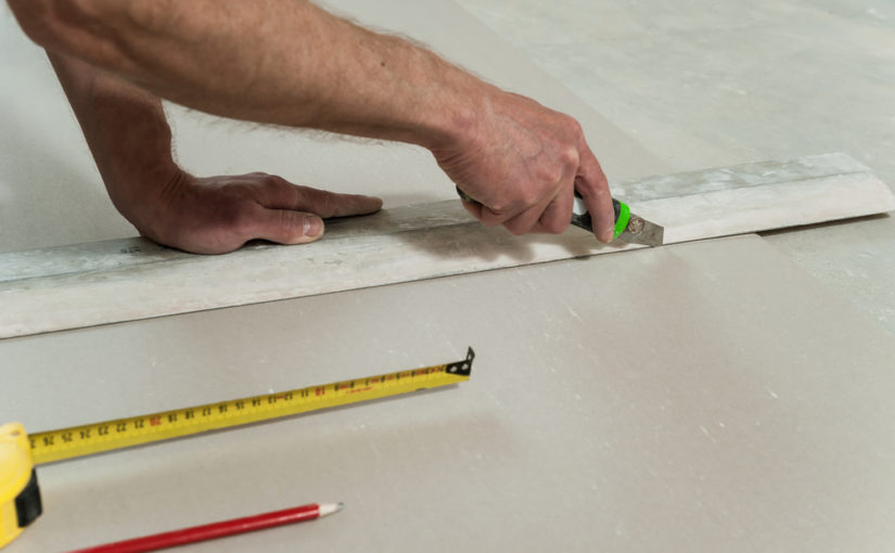 Jakie artykuły wykorzystuje się w fabrykacji ścianek G-K i podwieszanych sufitów?