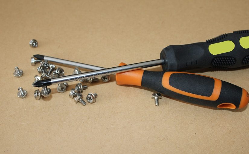 Chłodziarka nie działa prawidłowo, a pralka wypuszcza wodę – jak działać?